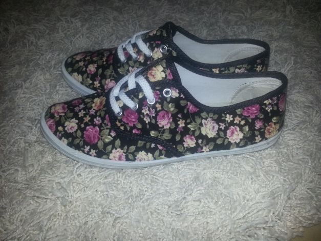 Schuhe in schwarz mit Blumen muster 