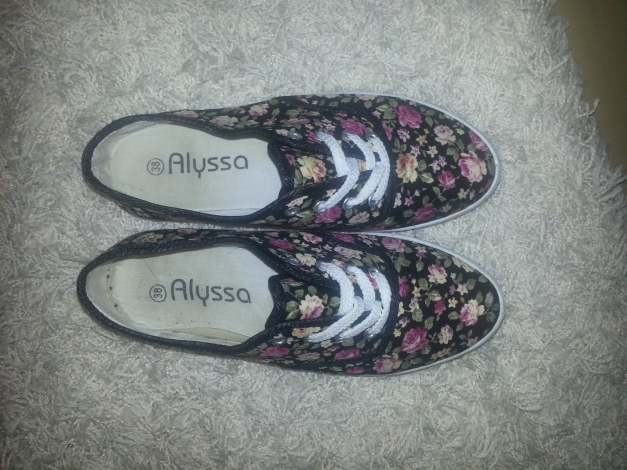 Schuhe in schwarz mit Blumen muster 