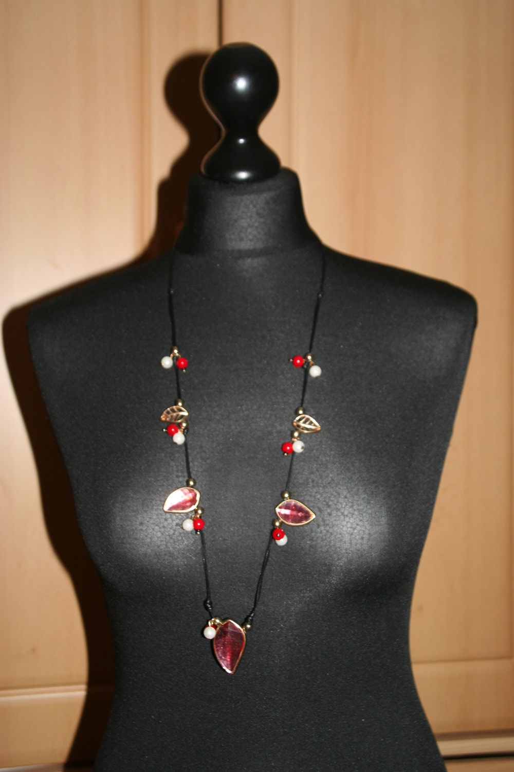 Lange Halskette Gold mit roten Steinen und Blättern