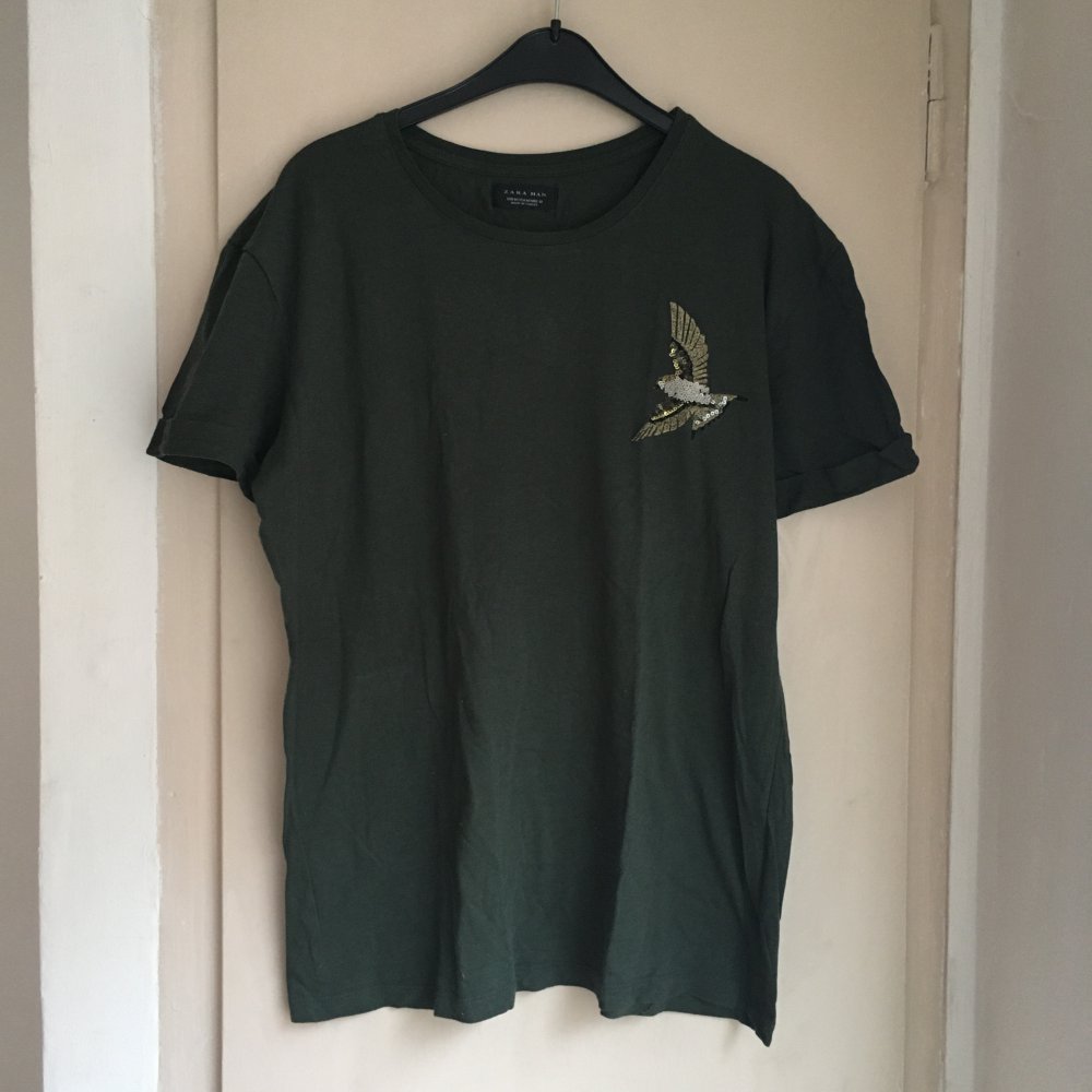 Dunkelgrünes T-Shirt mit Vogelstickerei aus Pailletten