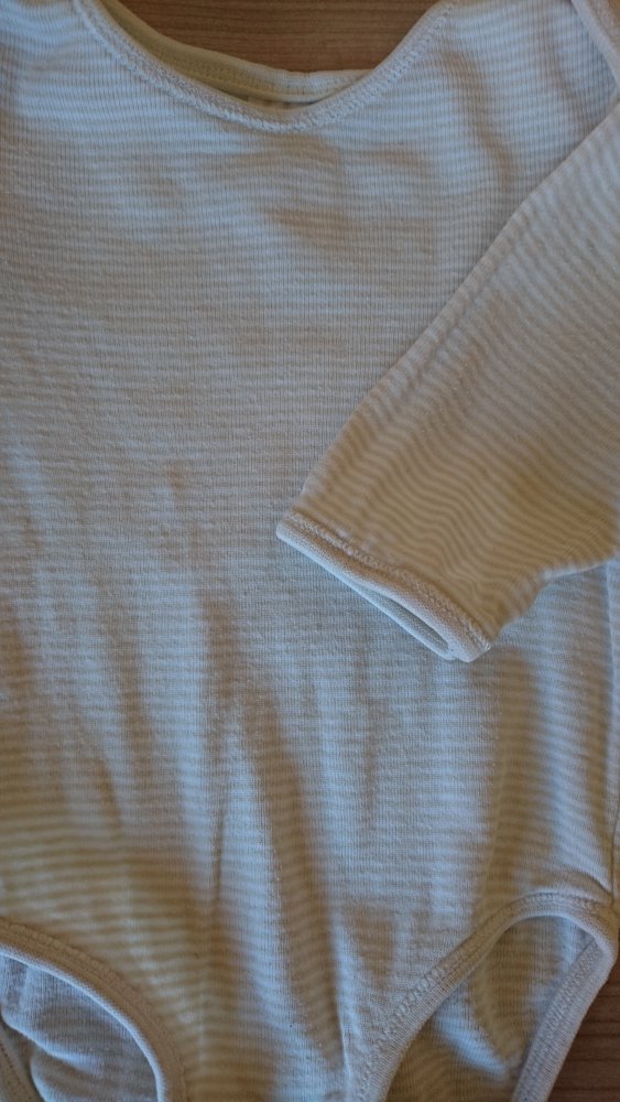 schöner Langarmbody in Gr. 62 von H&M, Unisex in beige/weiß