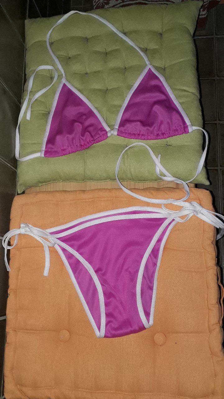 Zweifarbiger Triangel-Bikini mit hohem Beinausschnitt