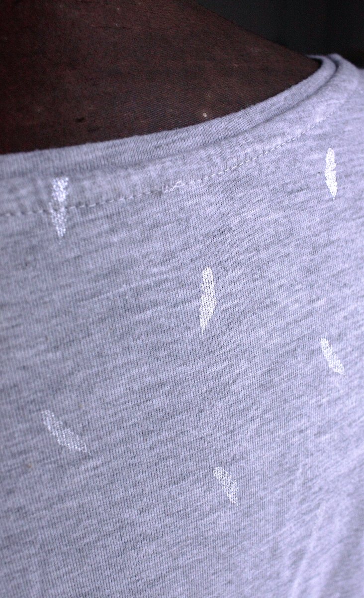 Graues Shirt mit kleinen silbernen Federn