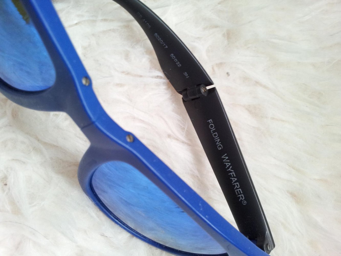 RAY BAN 0RB4105 Wayfarer Folding faltbare Sonnenbrille in Blau/Schwarz polarisiert