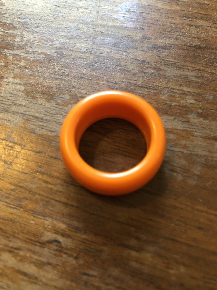 Breiter orangener Ring