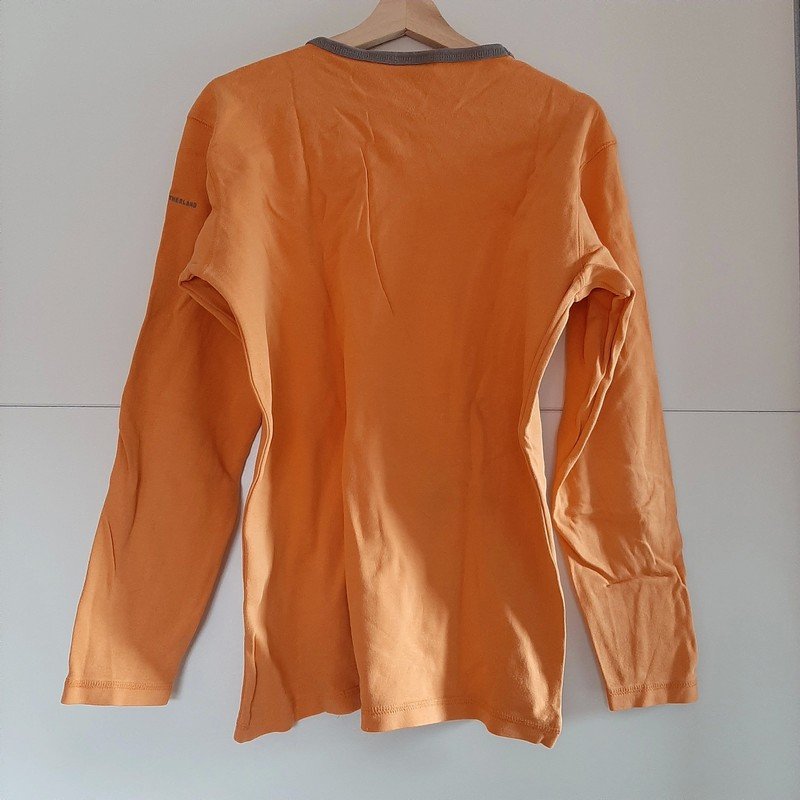 Orangener Pullover mit grauem Kragen
