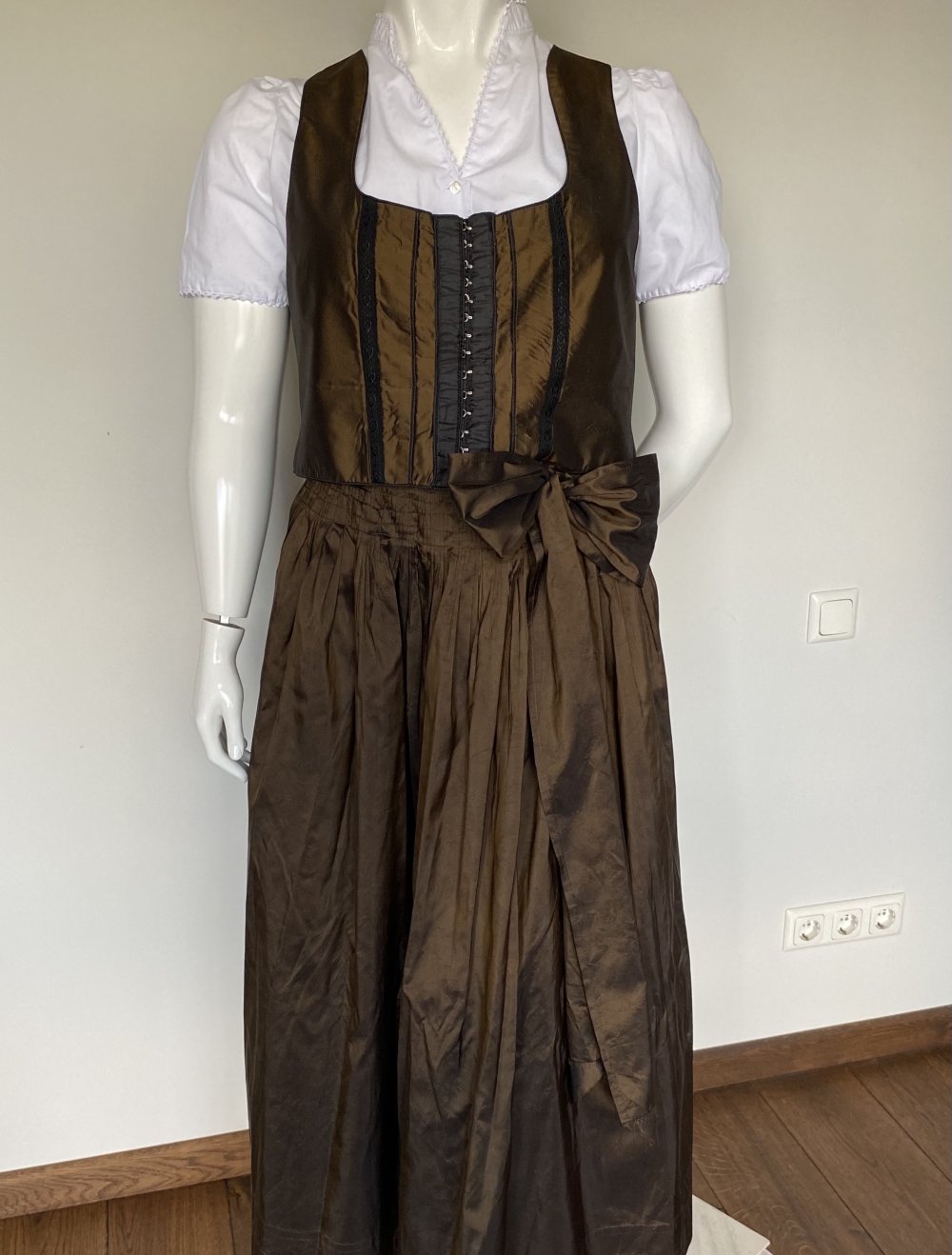 Dirndl, Maßanfertigung, Thaiseide, Rock u. Mieder, braun, Gr. 44